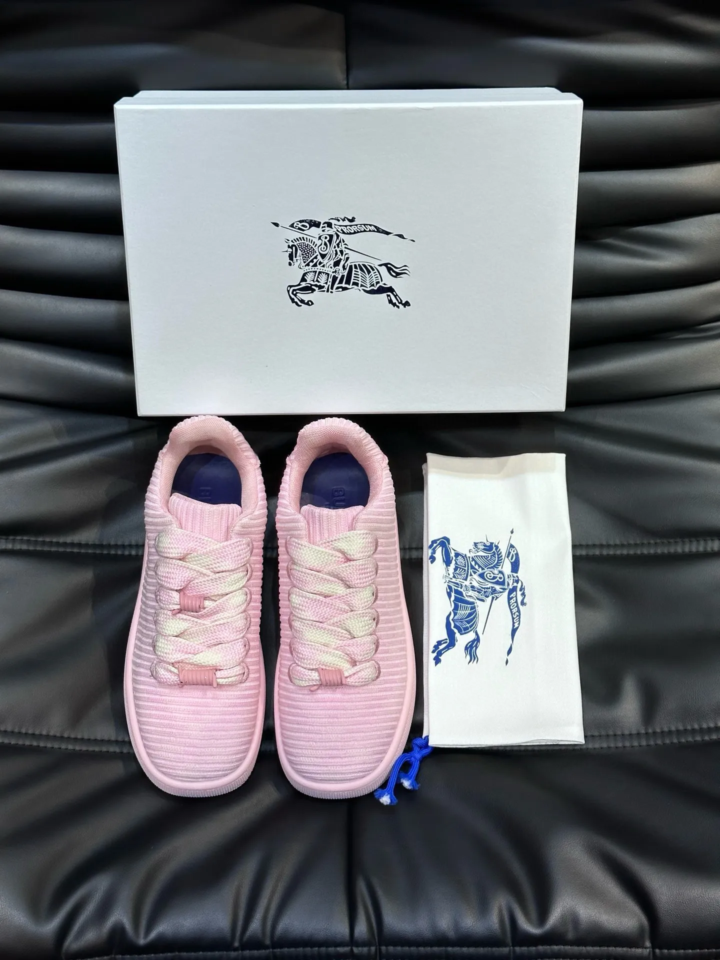 Factory price: 458💰Burberry Box series👫 Thick-soled casual sports shoes for couples, cool sneakers and bread shoes, purchased and developed from the original version, the top version of Box series sports shoes, made of original plaid/knitted fabric, embellished with EKD embossing. Made of mesh lining, the laces are decorated with metal coils, the rubber sole is decorated with the Burberry letter logo, and the original molded 3.5CM two-color T men's shoe 💰U outsole! Code number: 35-45 (35-45 customized)